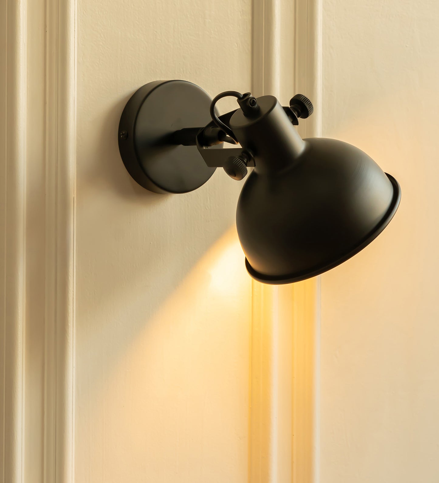 Adjustable Focus Reading Wall Light Black