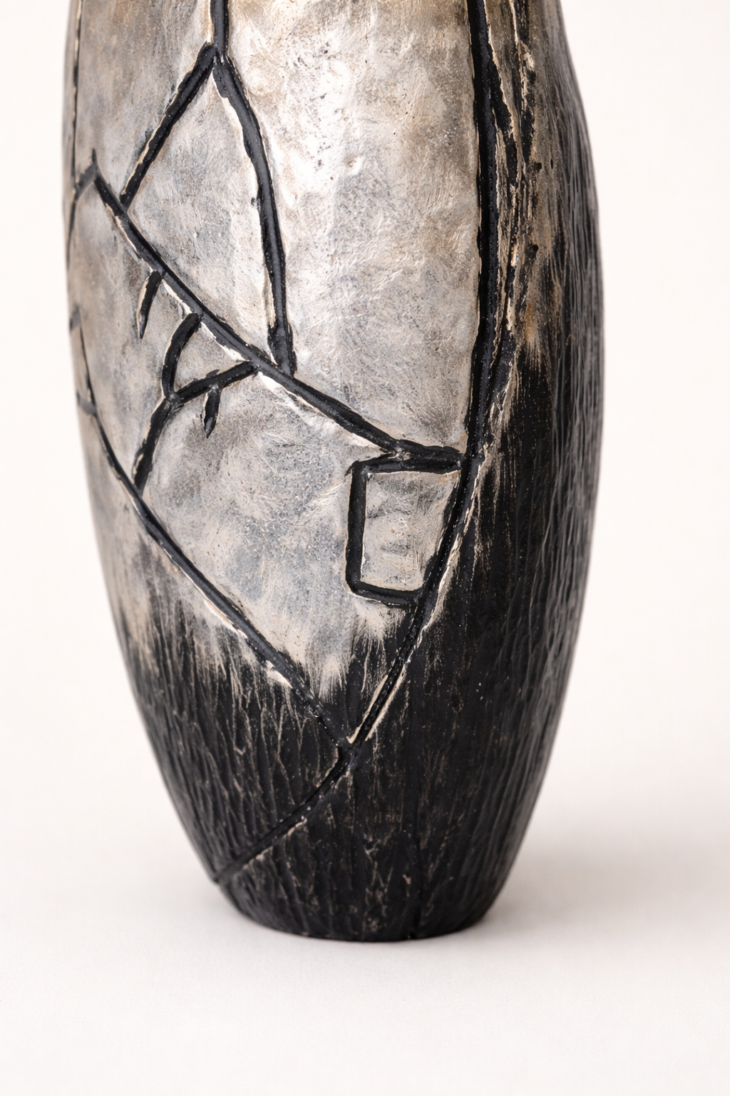 Onyx Mist Abstract Aluminum Decorative Vase – Modern Black & Gold Statement Accent