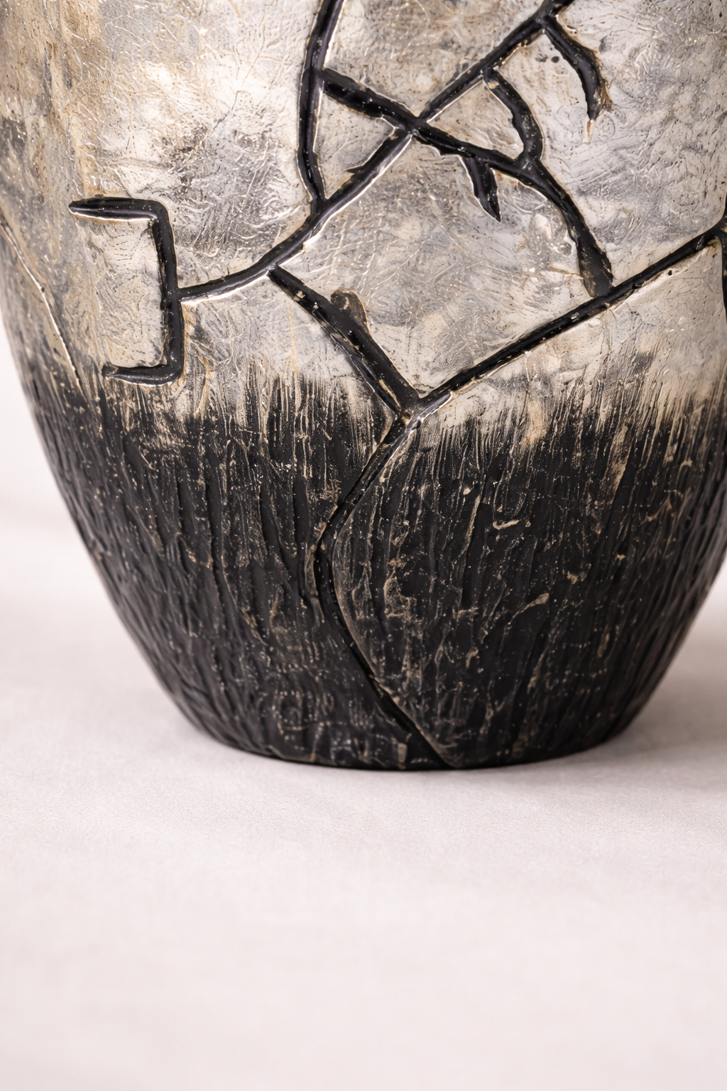 Onyx Mist Abstract Aluminum Decorative Vase – Modern Black & Gold Statement Accent