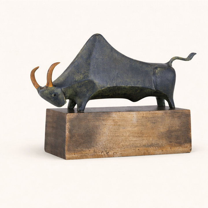 Bronze Crest Charging Bull Sculpture with Glass Base – Modern Aluminum Tabletop Décor