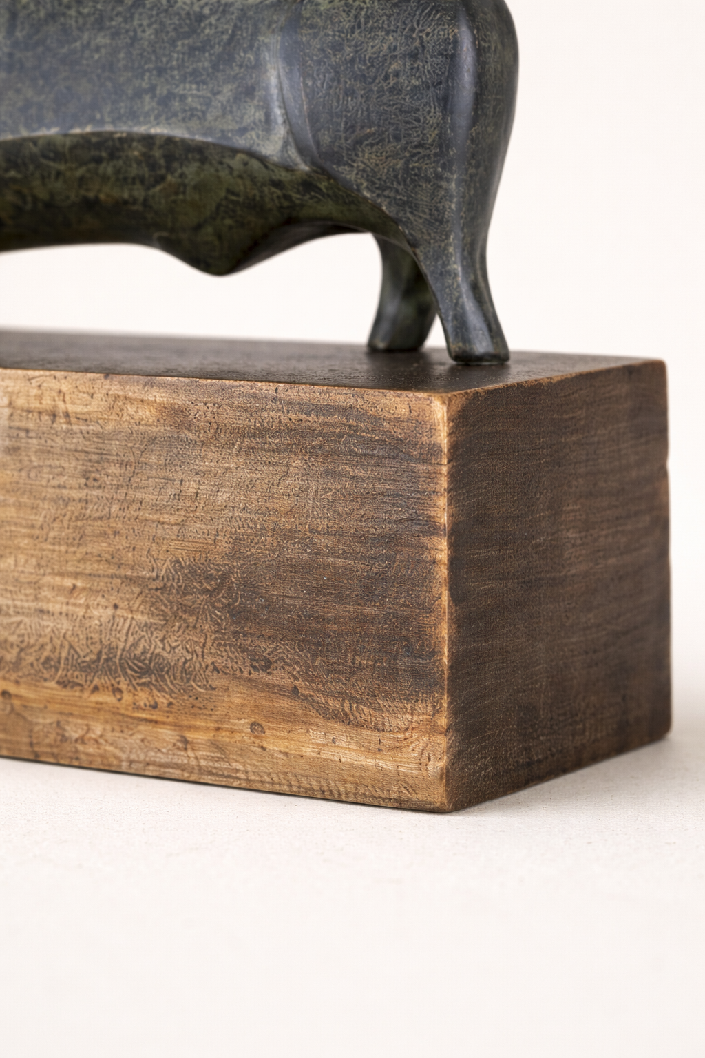 Bronze Crest Charging Bull Sculpture with Glass Base – Modern Aluminum Tabletop Décor